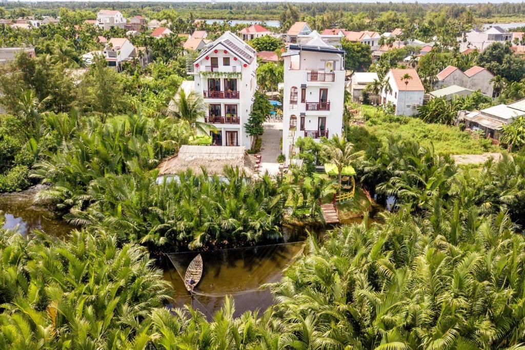 an aerial view of a resort with palm trees at Villa Ban Hien in Hiếu Nhơn