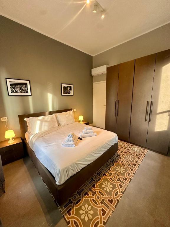 a bedroom with a large bed and a rug at Hermoso Housing Tortona in Tortona