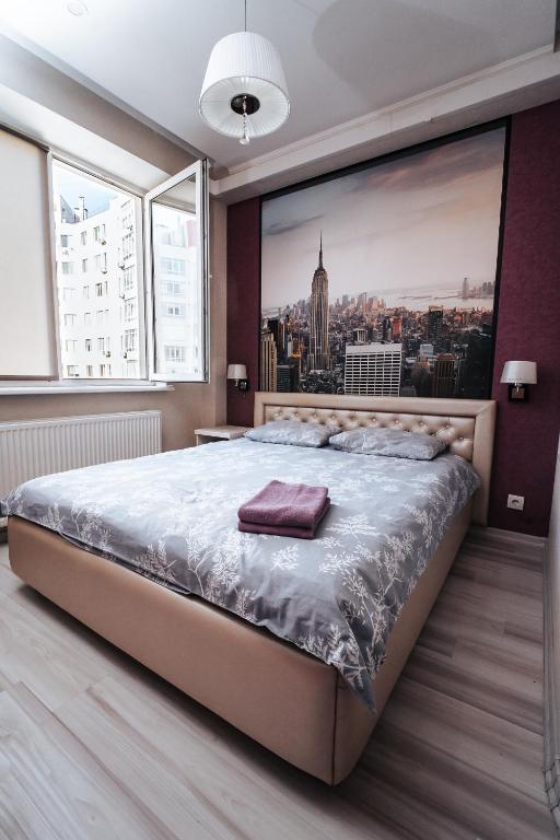 ein Schlafzimmer mit einem großen Poster einer Stadt in der Unterkunft Testimiteanu Two in Chişinău
