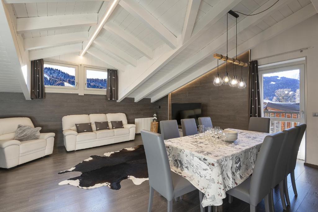 a dining room with a table and chairs at Mansarda Angel's Home in Ponte di Legno