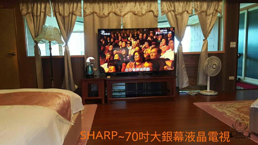 TV a/nebo společenská místnost v ubytování 雲山水民宿逸翠軒會館