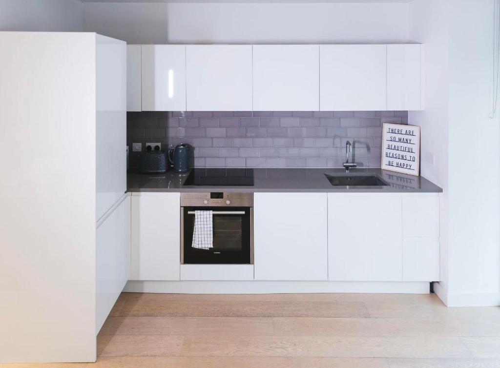 Kuchyň nebo kuchyňský kout v ubytování 1 Bedroom apartment near Canning Town