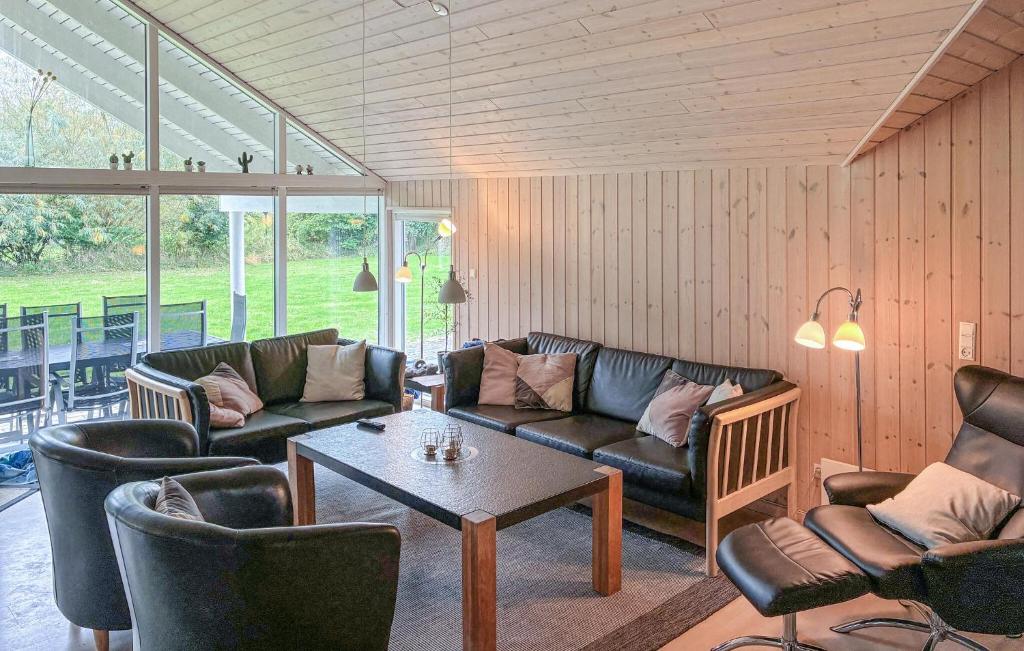 Χώρος καθιστικού στο Beautiful Home In Idestrup With Sauna