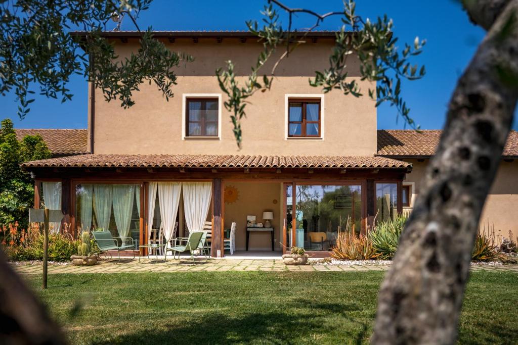 a view of a house from the yard at Inghirios Wellness Country Resort in Santa Maria la Palma