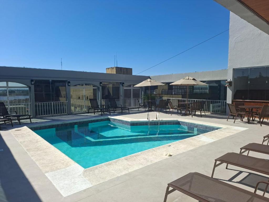 een zwembad bovenop een gebouw bij Ritter Hotéis in Porto Alegre