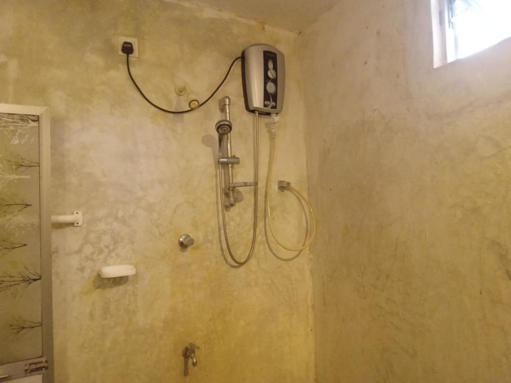 una ducha con cabezal de ducha en un baño en Sihe House, en Gintota