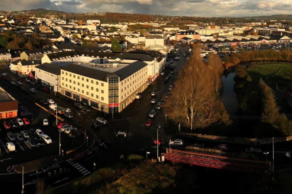 Letecký snímek ubytování Station House Hotel Letterkenny