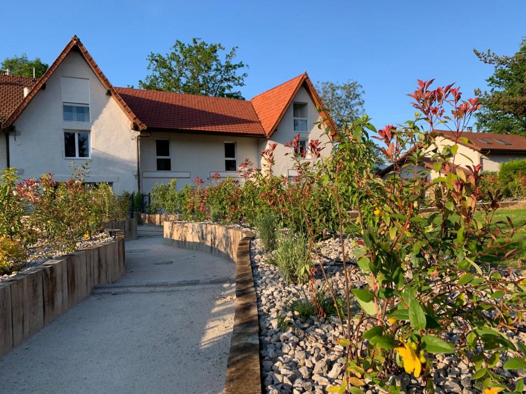 Κήπος έξω από το Domaine de l'Eculaz