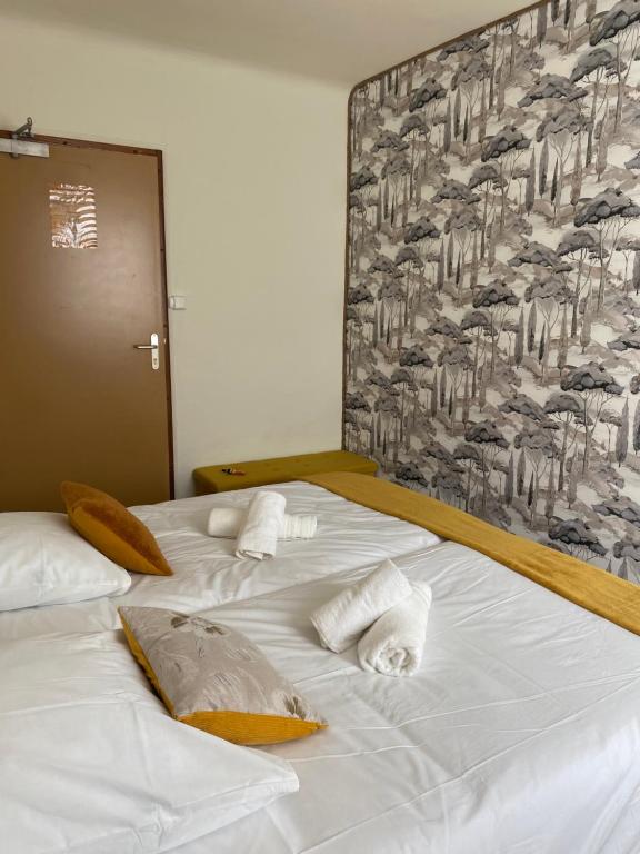 a large white bed with towels on top of it at Auberge Les Bastides 