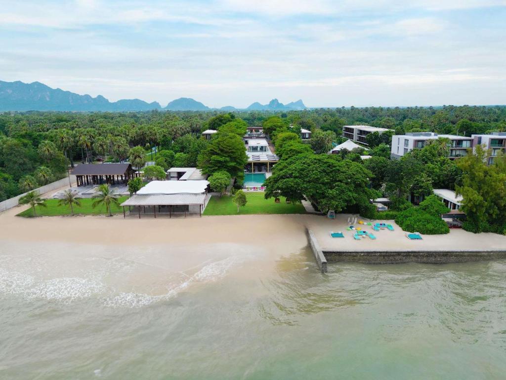 een luchtfoto van een strand met een resort bij SO/ Sofitel Hua Hin in Cha Am