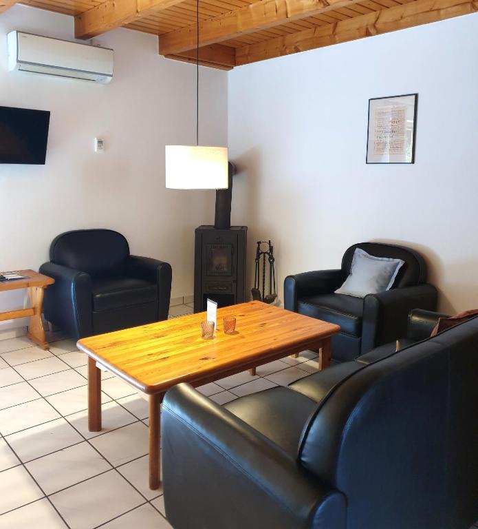 a living room with couches and a wooden table at Haus 9 Natur Ferienpark, WLAN, Kostenfreier Parkplatz, Grillen auf der Terrasse Schöne Familienzeit! in Nieheim