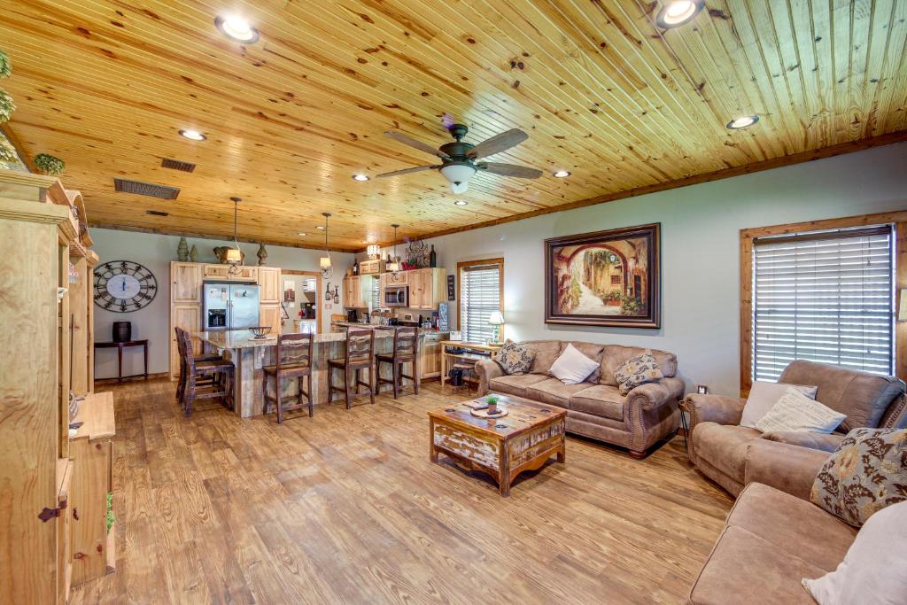 una sala de estar con un sofá y una mesa en Jefferson Vacation Rental with Golf Cart!, en Jefferson