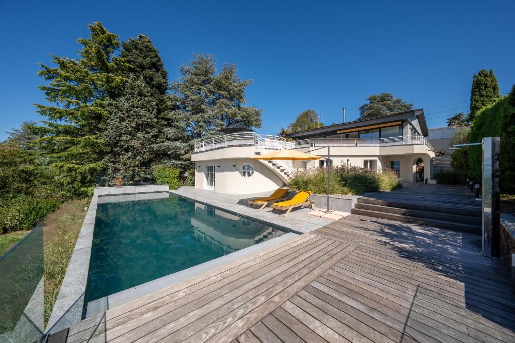 una casa con piscina y terraza en Villa Clair Matin, en Thonon-les-Bains