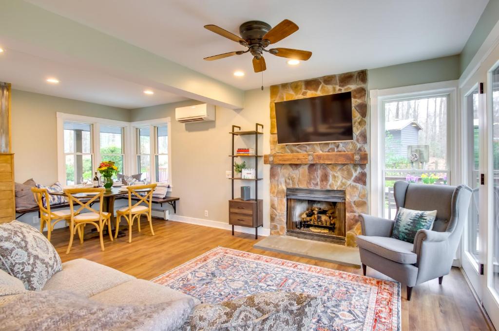 Posezení v ubytování Modern Nellysford Getaway on 40 Private Acres!