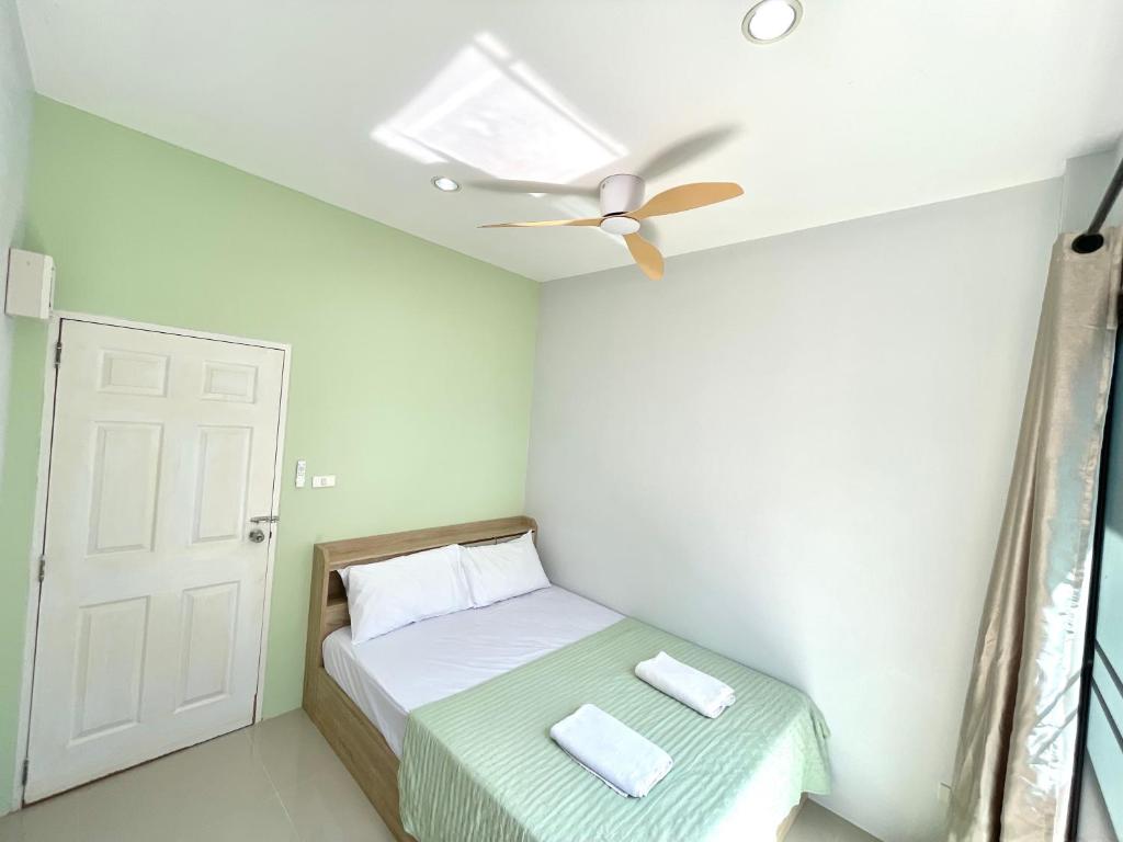 a bedroom with a bed with a ceiling fan at Krabi Rooms - Appartment 6 in Krabi town