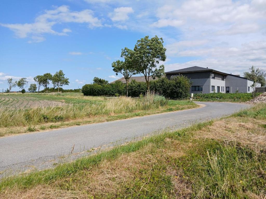 a house on the side of a road at Het Polderzicht in Mellet