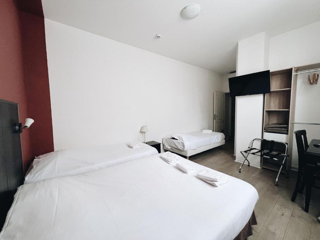 Ένα ή περισσότερα κρεβάτια σε δωμάτιο στο Logis Hôtel Nova