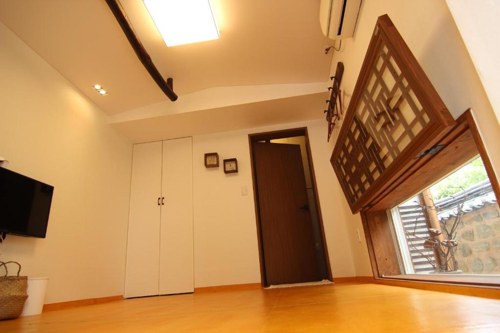 TV a/nebo společenská místnost v ubytování Sungsim Hanok Guesthouse