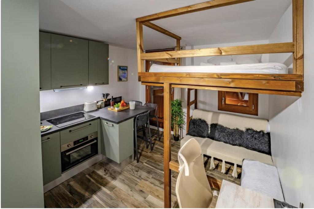 a small kitchen with a bunk bed in a room at Ski in-out, Heart Val Thorens, Charming Studio, Wifi in Val Thorens