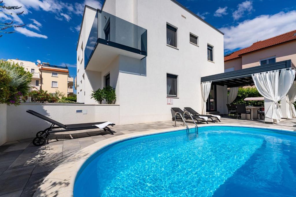 Bassein majutusasutuses Villa Essenza Vita in Vodice near Beach with private pool & pet friendly või selle lähedal