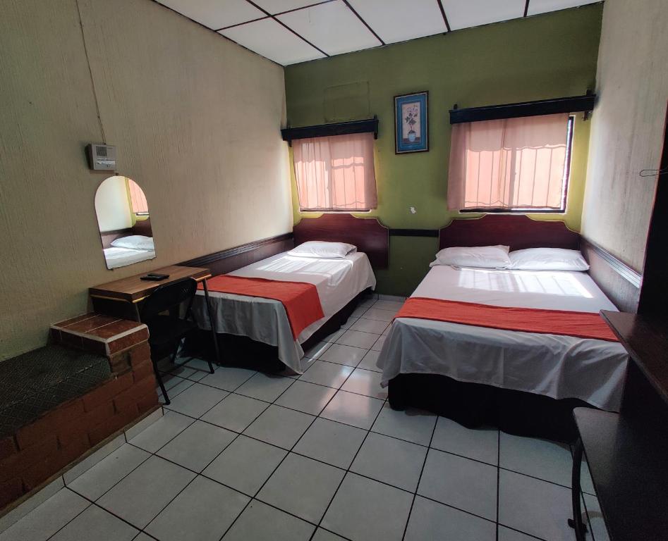 Ένα ή περισσότερα κρεβάτια σε δωμάτιο στο Hotel en Santa Ana