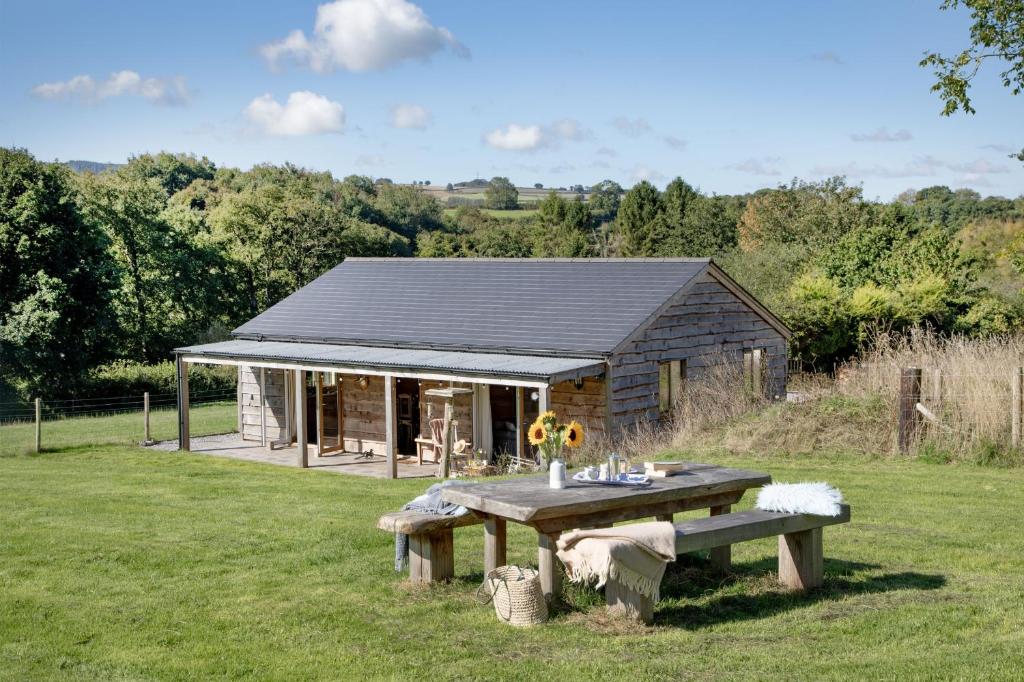 StogumberにあるWatermead Lodgeの小屋前のピクニックテーブル