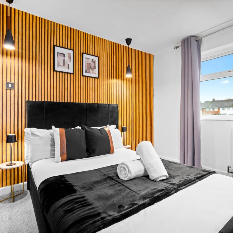 Ένα ή περισσότερα κρεβάτια σε δωμάτιο στο Stylish 5 Bed & 5 Bath House with Garden & Off-Street Parking 376M