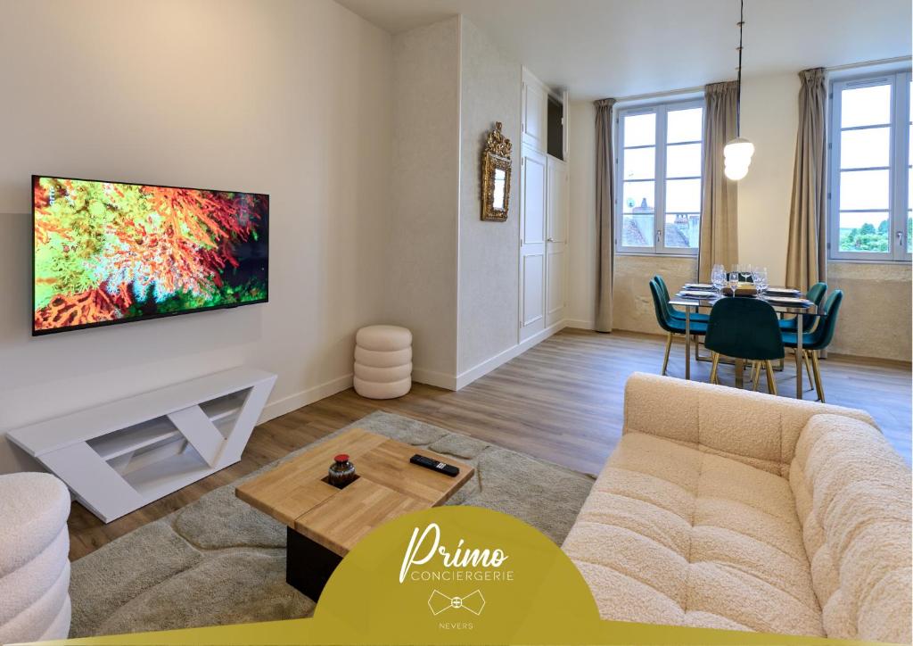 TV a/nebo společenská místnost v ubytování Appartement Saint-Cyr - Les Suites du Palais, parking privé, vue cathédrale, 3 chambres, by PRIMO C0NCIERGERIE