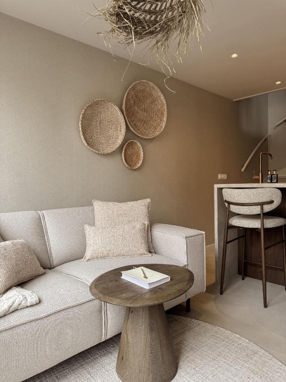 ein Wohnzimmer mit Sofa und Tisch in der Unterkunft C Studio Katwijk in Katwijk aan Zee