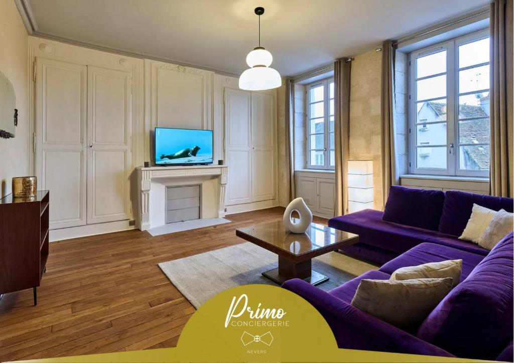 Et tv og/eller underholdning på Appartement Vivier - Les Suites du Palais, parking privé, vue cathédrale,2 chambres, by PRIMO C0NCIERGERIE