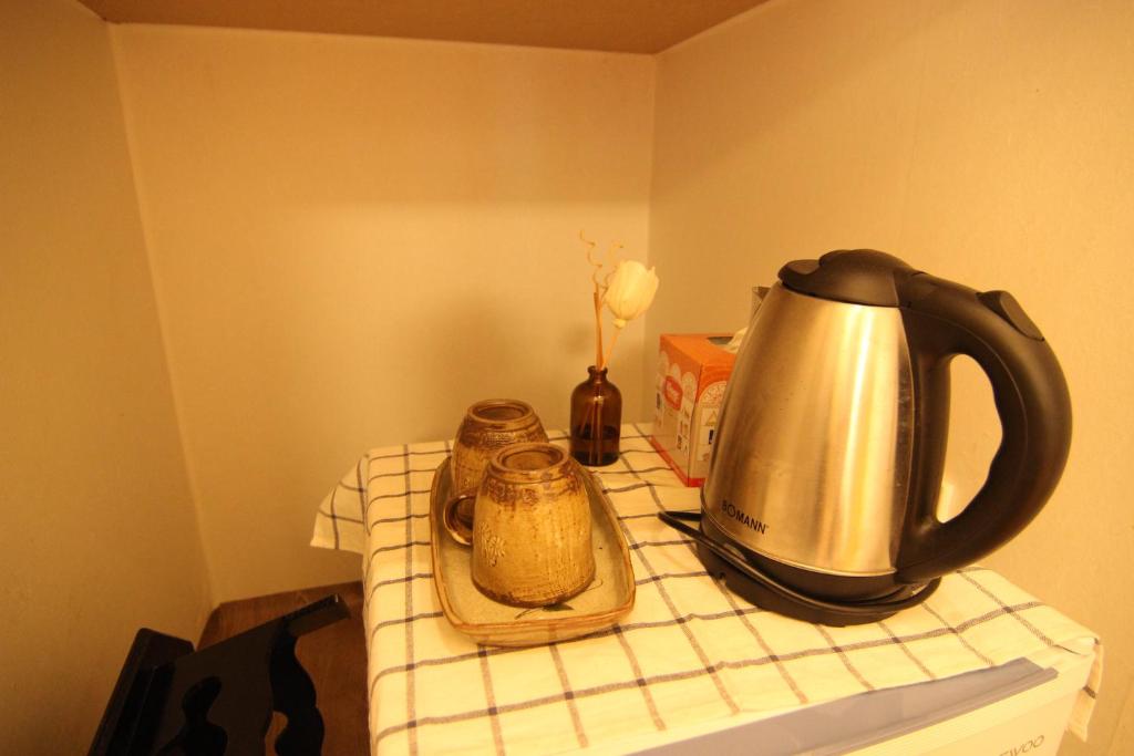 Příslušenství pro přípravu čaje a kávy v ubytování Sungsim Hanok Guesthouse