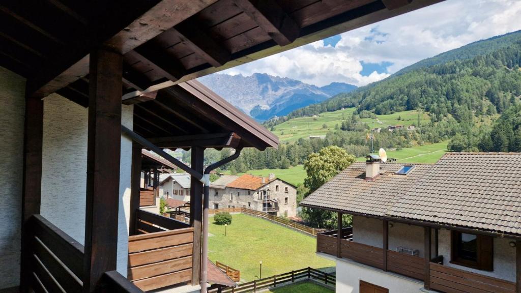 a view from the balcony of a house with mountains in the background at Appartamento vicino a Bormio in Valdisotto