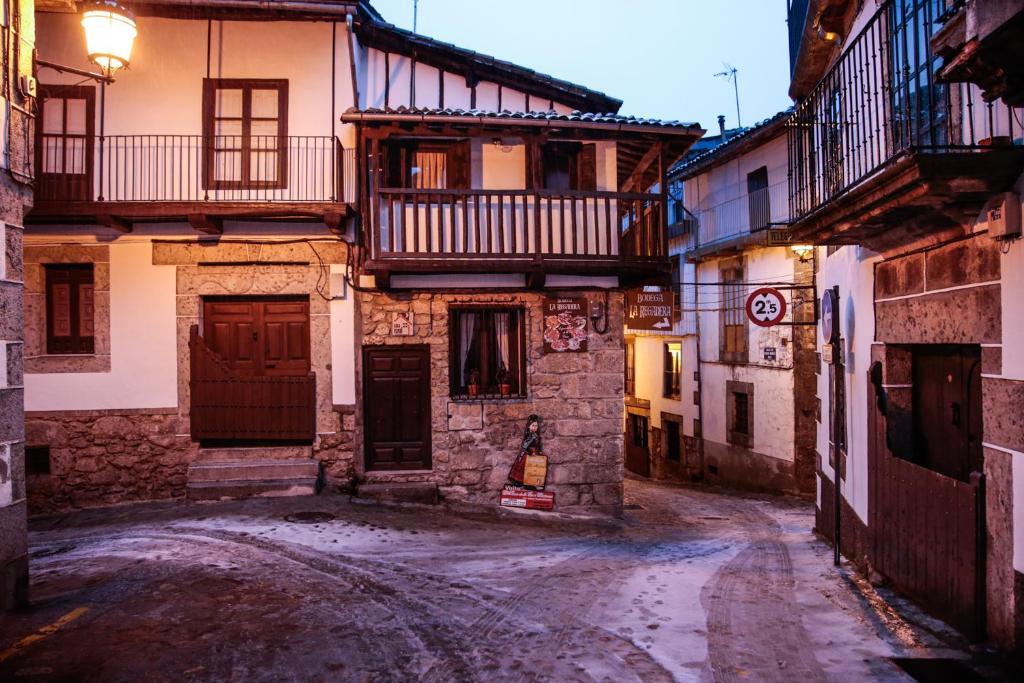 eine Gasse in einer Altstadt mit einem Gebäude in der Unterkunft Casa Rural LA REGADERA II in Candelario