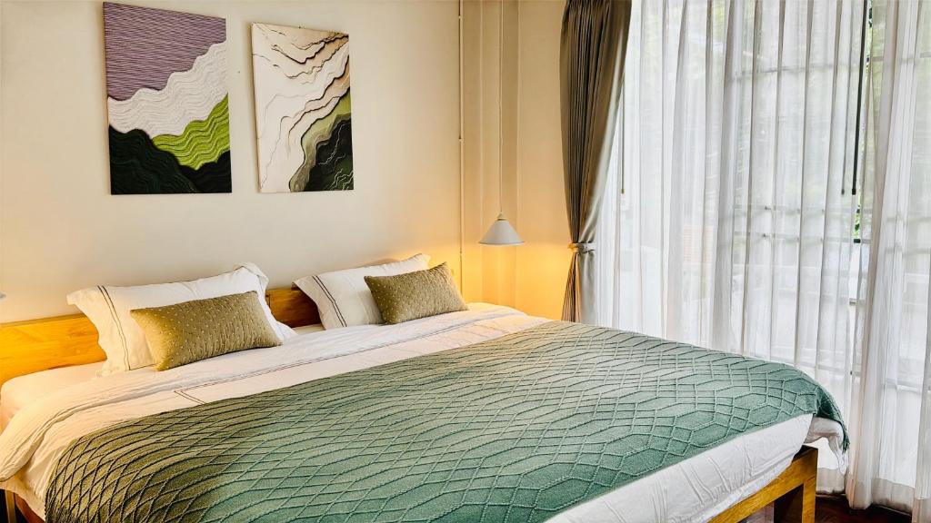 Ένα ή περισσότερα κρεβάτια σε δωμάτιο στο BaanSpired CHIANG MAI