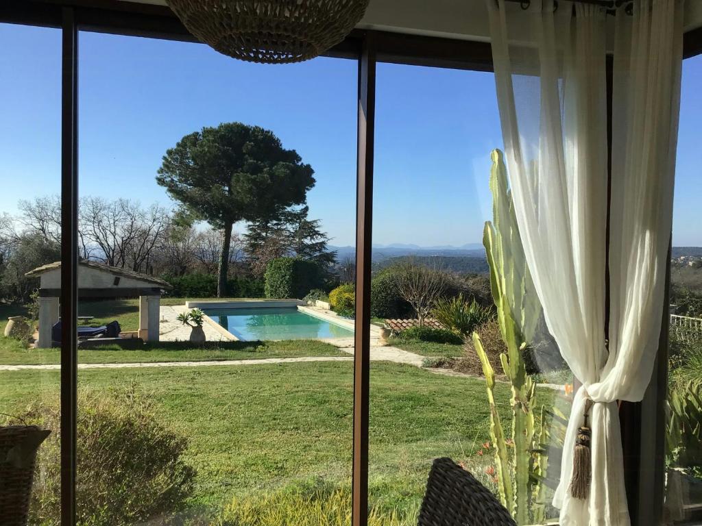 ein Blick aus dem Fenster eines Hauses mit Pool in der Unterkunft Provencal Villa With Pool And Panoramic Views in La Gaude