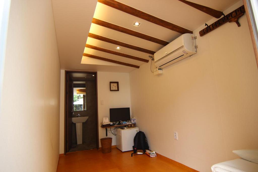 TV a/nebo společenská místnost v ubytování Sungsim Hanok Guesthouse