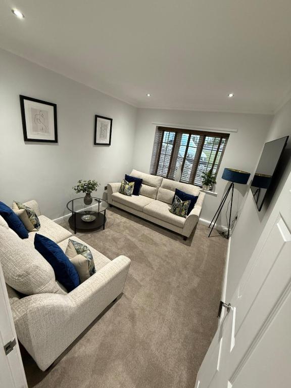 WarmsworthにあるWarmsworth Mewsの2つのソファと窓のあるリビングルーム