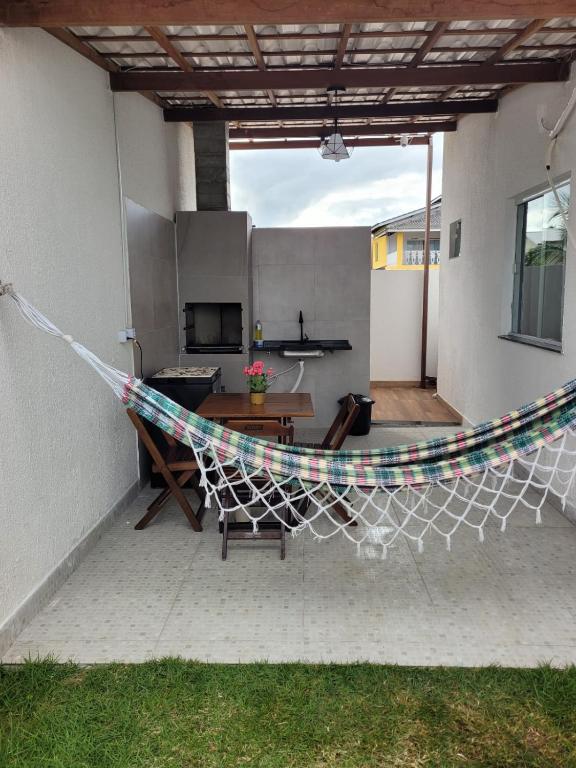 een hangmat op de patio van een huis bij Casa Brisa do Mar in Camaçari