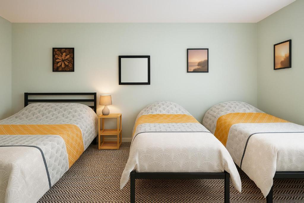 Postel nebo postele na pokoji v ubytování Les Lodges du Castel