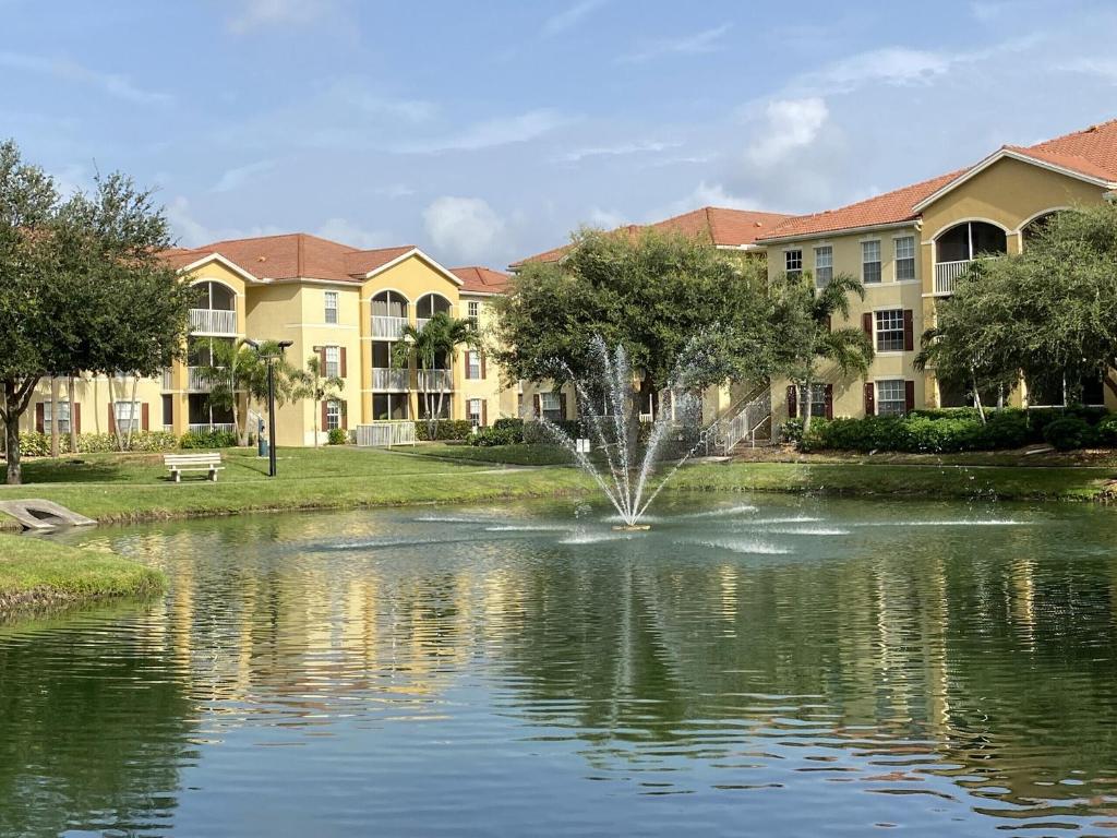 Pine ManorResidence Condo II的建筑物前池塘里的喷泉