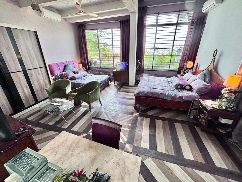 ein Wohnzimmer mit Sofa und Tisch in der Unterkunft KL Ampang Flora Eco Luxury Hilltop Villa in Ampang