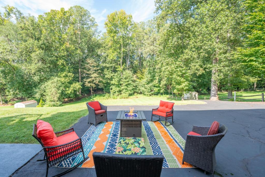 Κήπος έξω από το Martinsville Gem - Fireplace, Pets, Near the Park