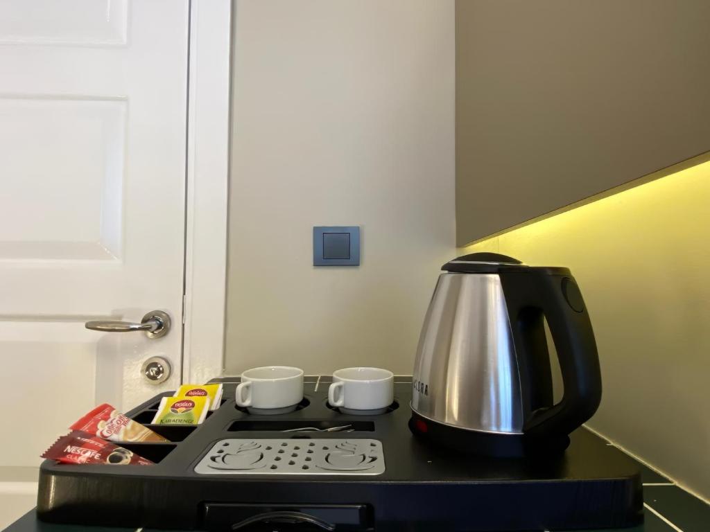 Příslušenství pro přípravu čaje a kávy v ubytování Pera Corner Hotel