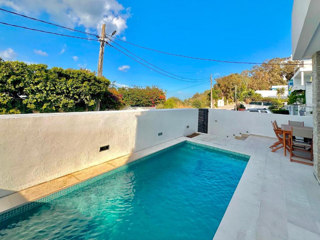 Bazén v ubytování Villa Corniche vue mer et piscine chauffée nebo v jeho okolí