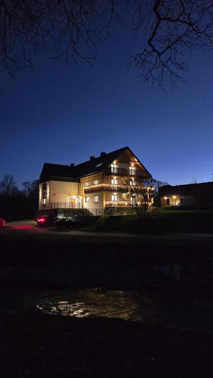 a house lit up at night with lights at Willa Sowia nowe apartamenty nad górskim potokiem zachwycający widok na góry in Stronie Śląskie