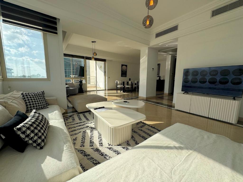 Χώρος καθιστικού στο Black and white 3 bedrooms in LAC II