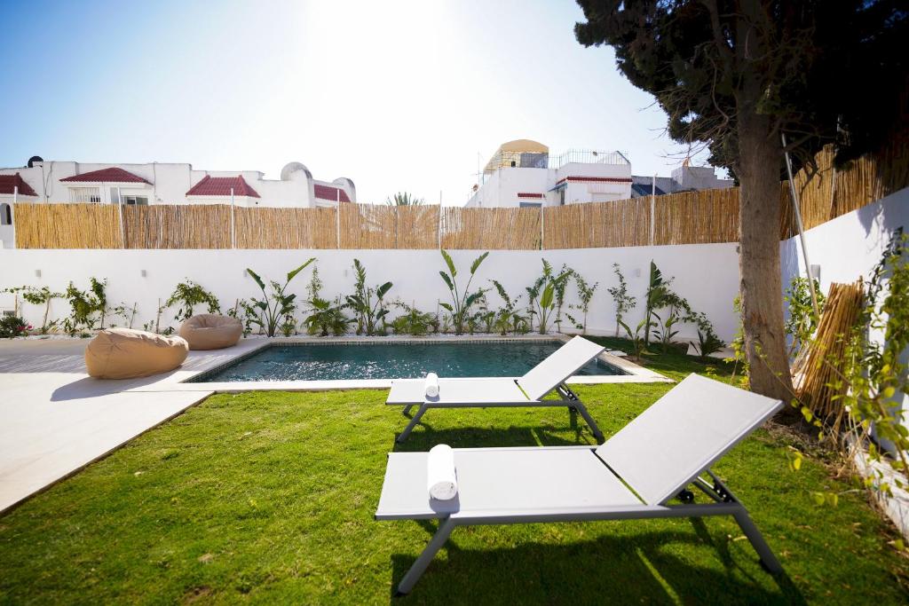 El HaouachにあるVilla Hermes: Seaside and luxuriousの庭園(椅子2脚付)、スイミングプール