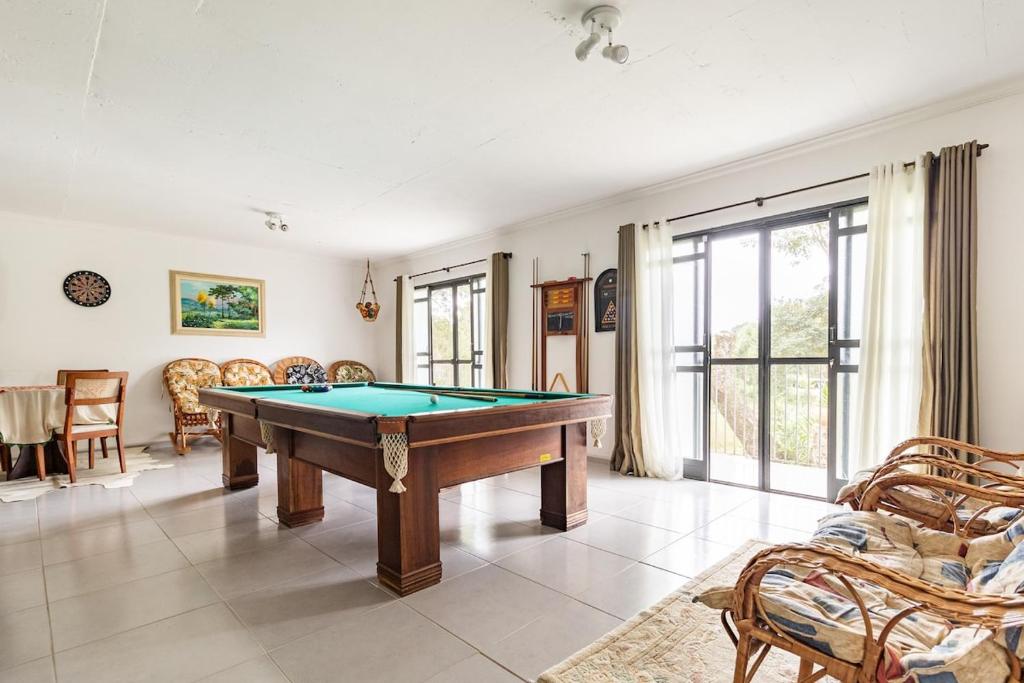 Τραπέζι μπιλιάρδου στο Chácara Privativa com Quadra de Beach Tennis