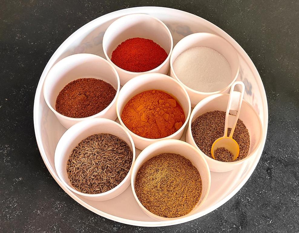 诺伊达An Artist's Paradise的一个装满各种香料的白色碗