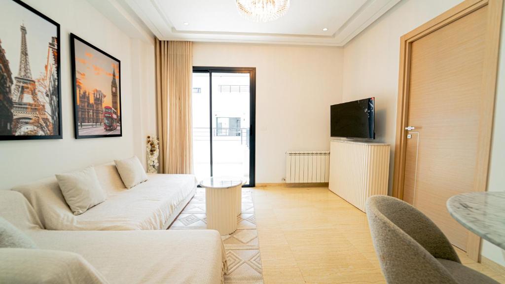 Μια τηλεόραση ή/και κέντρο ψυχαγωγίας στο New Central and luxury In Jardins de Carthage